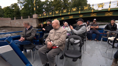 Для участников СВО, проходящих лечение в больнице Святителя Луки, провели экскурсию по рекам и каналам Петербурга