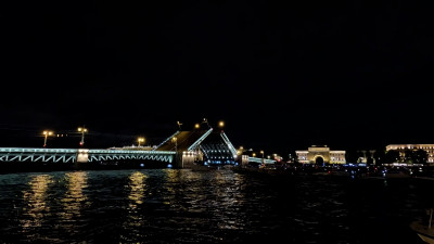 Разводку Дворцового моста минувшей ночью посвятили Дню российского кино