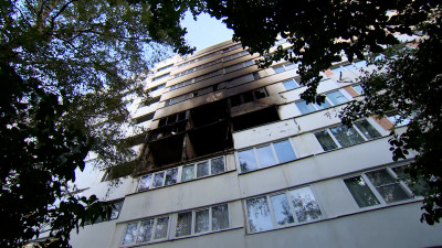 В пострадавшей парадной дома на улице Стойкости, где произошел пожар, идут следственные действия