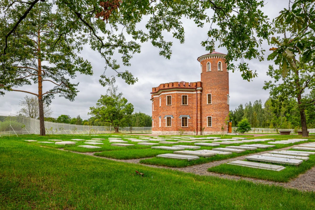 В Царском Селе завершили реставрацию первого в мире кладбища императорских лошадей - tvspb.ru