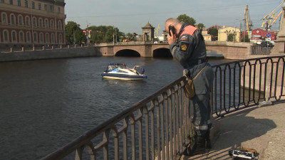На набережной Фонтанки четвертый день идет операция по спасению кота, забившегося в гранитную облицовку