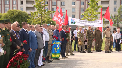 В Петербурге прошли торжественно-траурные церемонии в преддверии Дня ВДВ