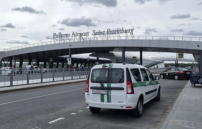 Петербуржец демонтировал рекламные вывески ради семейной поездки за границу - tvspb.ru