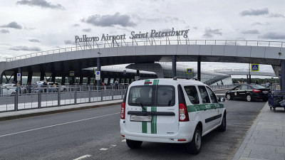 Петербуржец демонтировал рекламные вывески ради семейной поездки за границу