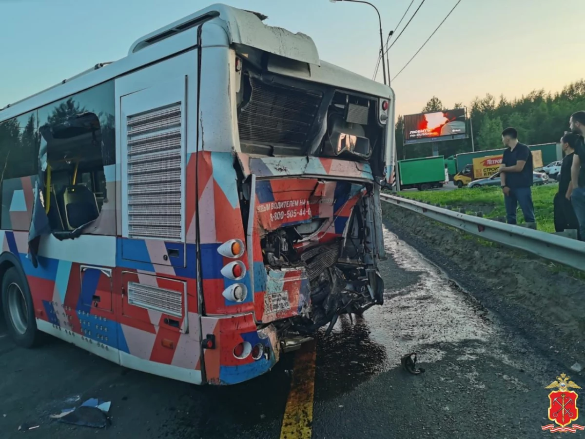 На трассе «Кола» произошла авария с участием рейсового автобуса и грузовика: пострадали пять человек - tvspb.ru