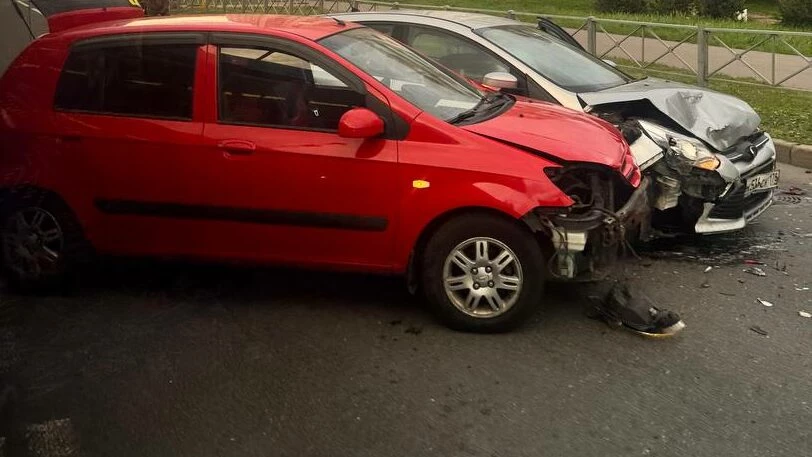 Корейские иномарки не поделили дорогу в Сестрорецке, перегородив улицу Токарева - tvspb.ru