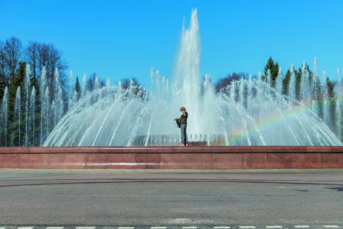 «Водоканал» завершает помывку городских фонтанов, которая шла всю неделю - tvspb.ru