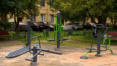 В Петербурге повышают безопасность игровых площадок: видеонаблюдение и улучшенное освещение по поручению губернатора