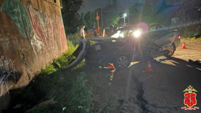 Водитель Mitsubishi погиб, врезавшись в опору моста в Отрадном