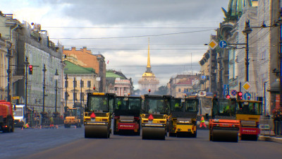 На участке Невского проспекта от Мойки до Садовой улицы завершают укладку асфальта