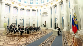 Владимир Путин провел совещание по итогам саммита на Аляске