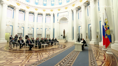 Владимир Путин провел совещание по итогам саммита на Аляске