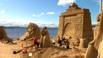 На пляже парка 300-летия Петербурга появился «Город песчаных скульптур»