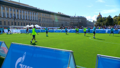 На масштабной тренировке зенитовских футбольных команд на Дворцовой уже побывали около 5 тысяч человек