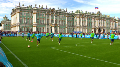 Дворцовая площадь превратилась в арену: «Зенит» провёл открытую тренировку в самом центре Петербурга