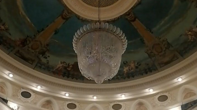 Большая люстра БДТ засияла ярче перед началом нового сезона