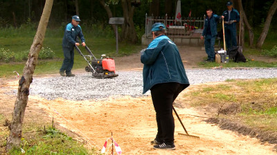 Восстановление газонов и ремонт дорожек: Как благоустраивают Полежаевский парк