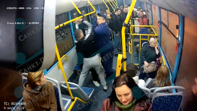 Пьяный пассажир-прилипала устроил драку с контролером в петербургском автобусе