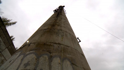 Следователи устанавливают обстоятельства гибели женщины, упавшей с трубы в Павловске