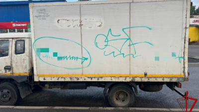 Росгвардейцы задержали шесть вандалов в Петербурге за порчу фасадов