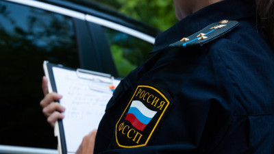 Петербурженке возместили расходы на ремонт автомобиля после падения дерева