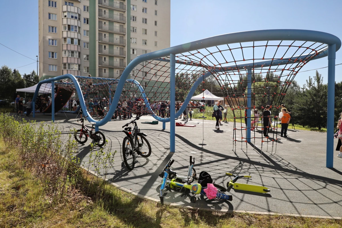 Александр Беглов: По программе «Петербургские дворы» в Осиновой Роще открылась новая детская площадка - tvspb.ru