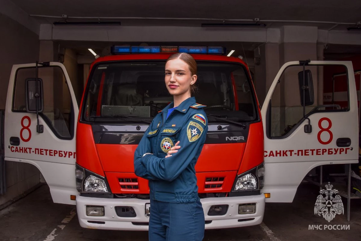 Во время отдыха сотрудница МЧС спасла едва не утонувшего в Финском заливе мужчину - tvspb.ru