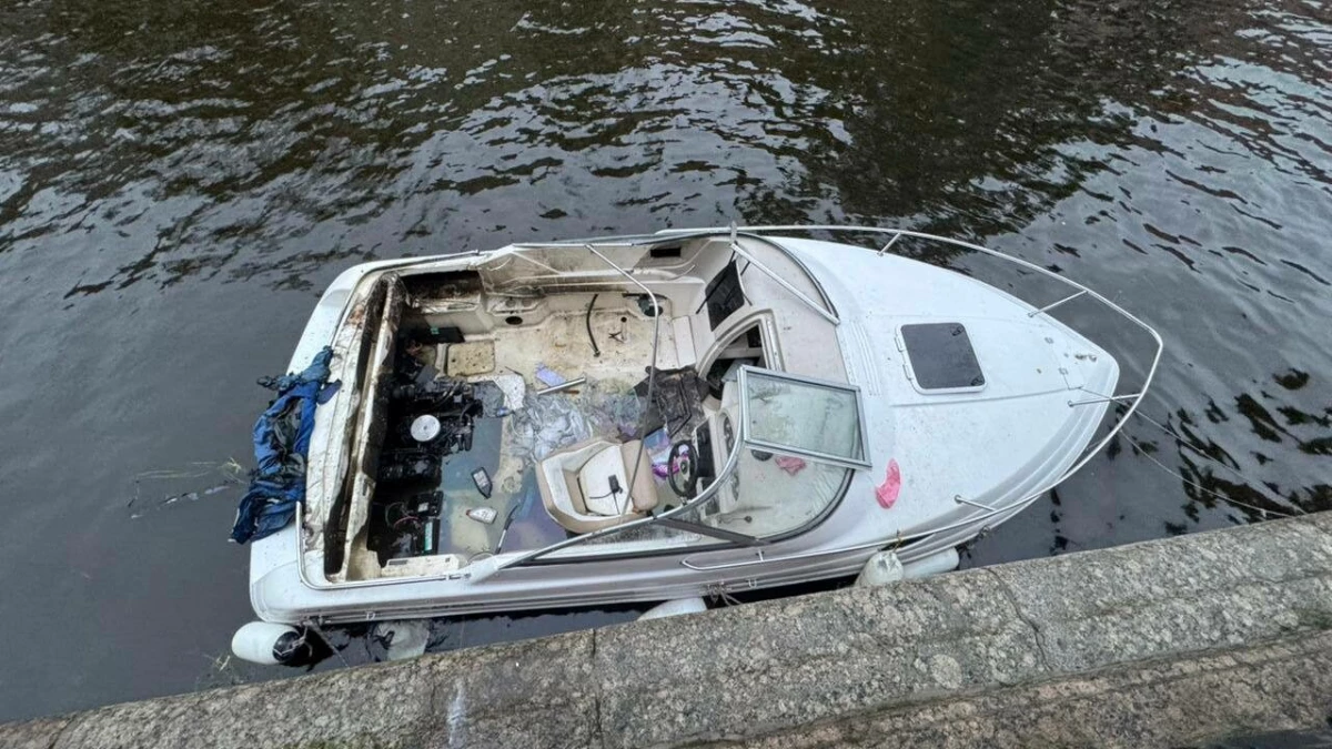 К пожару на катере у набережной канала Грибоедова могла привести неисправность топливной системы - tvspb.ru