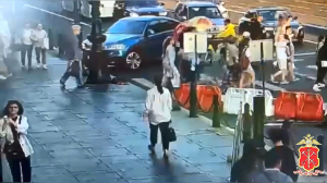 Москвичку оштрафовали за езду на автомобиле по тротуару на Невском проспекте