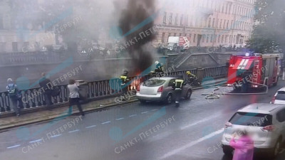 Появилось видео пожара на катере у набережной канала Грибоедова