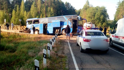 В серьезном ДТП с автобусом и поездом погибла женщина