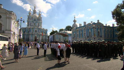 В Петербурге отмечают 190-летие со дня освящения Смольного собора