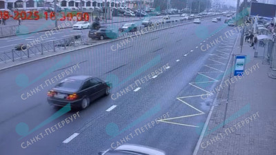 На Комендантском проспекте «Шкода» пробила ограждение и вылетела на встречку