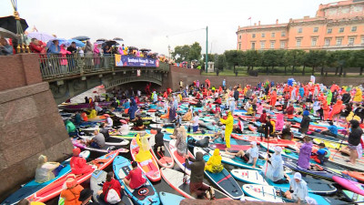 Ярко и с ветерком: как проходит X Международный фестиваль «Фонтанка SUP» в Петербурге