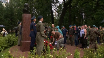 В Петербурге прошла церемония возложения цветов к бюсту генерала Василия Маргелова в День ВДВ