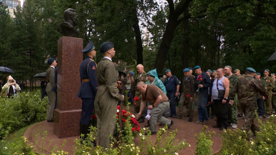 В Петербурге прошла церемония возложения цветов к бюсту генерала Василия Маргелова в День ВДВ
