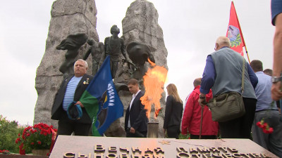 Стела в память о 6-й роте, залп из пушки и цветы к мемориалу «Скорбящая мать»: как Петербург отмечает 95-летие ВДВ