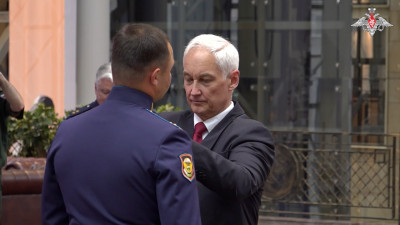 Министр обороны РФ Андрей Белоусов вручил медали «Золотая Звезда» отличившимся участникам СВО