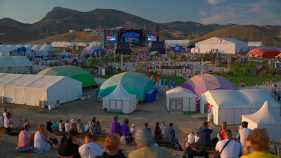 150 творцов из Петербурга покорили побережье Крыма на фестивале «Таврида. АРТ»