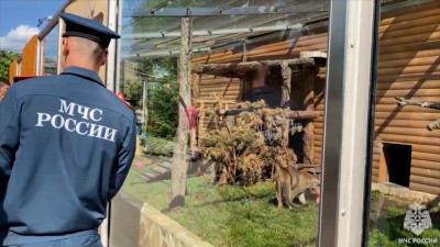 Петербургские спасатели сделали подарок Ленинградскому зоопарку