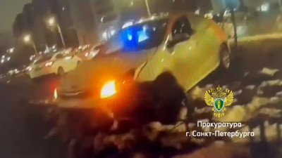 Петербурженка, сбившая светофор на Камышовой, возместит ущерб в 162 тыс. рублей