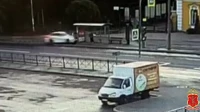 В Красном Селе водитель каршеринга снёс людей на остановке и сбежал — видео
