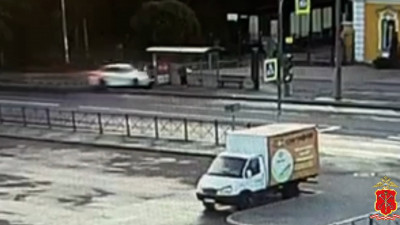 В Красном Селе водитель каршеринга снёс людей на остановке и сбежал — видео