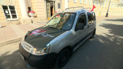 «Народный фронт» Петербурга передал автомобиль в зону СВО