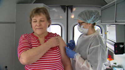 У станций метро Петербурга начали работу мобильные пункты вакцинации