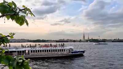 Рост промышленности, зарплаты – выше среднероссийских, рекордный объем инвестиций: в Смольном подвели итоги развития Петербурга за первое полугодие