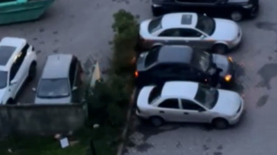 В Колпино нетрезвая женщина из ревности повредила чужой автомобиль, перепутав его с машиной сожительницы бывшего мужа