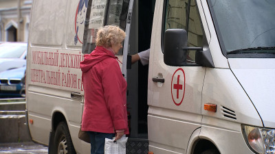 Мобильные пункты вакцинации от гриппа заработали у станций метро Петербурга: всего их будет около полусотни