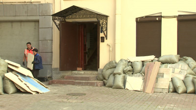 Установка опор и обстоятельств трагедии: специалисты продолжают работу на месте обвала на Невском проспекте