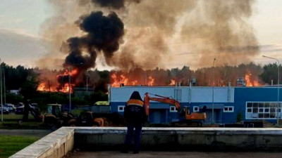 В Петербурге на одном из предприятий в Новогорелово ликвидирован пожар площадью 3 тыс. кв м